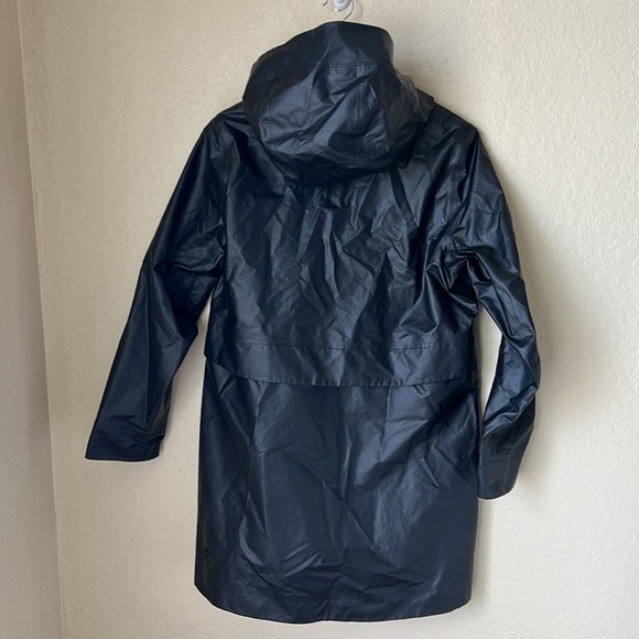 Lululemon into the drizzle black raincoat - Picture 12 of 16